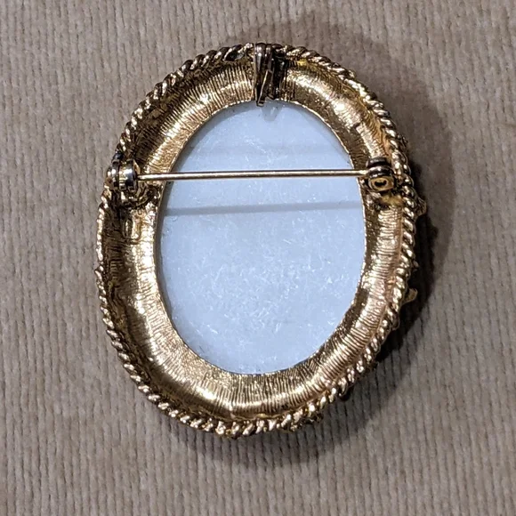 HAND PAINTED LADY BROOCH - Picture 3 of 3